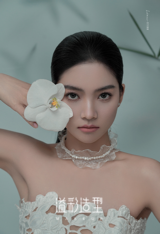 妆容清淡，更强调轮廓的修饰，眉梢眼角皆是情